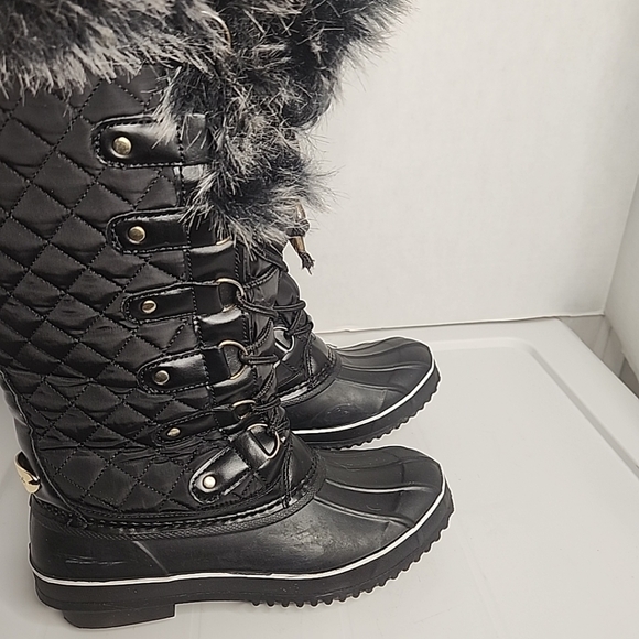 GUESS Women's DUCK fur linedQuilted Boots size: 6 - Picture 4 of 10